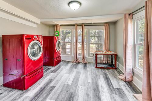 Near Campus and Casino Family-Friendly Durant Home!