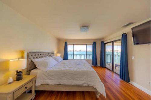 Tranquil spacious LAKE Front home Near everything in Victorville, USA