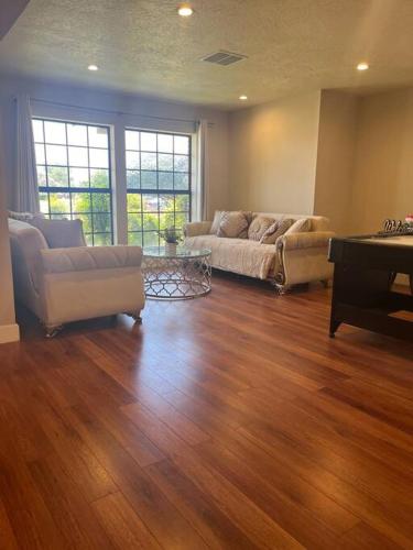 Tranquil spacious LAKE Front home Near everything in Victorville, USA