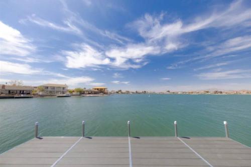 Tranquil spacious LAKE Front home Near everything in Victorville, USA