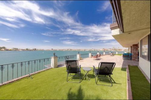 Tranquil spacious LAKE Front home Near everything in Victorville, USA