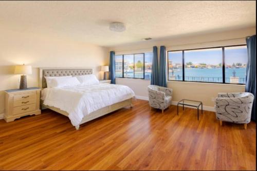 Tranquil spacious LAKE Front home Near everything in Victorville, USA
