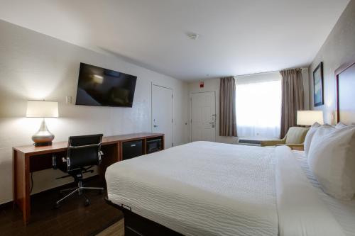 Quality Inn Glendale at Arrowhead Towne Center - image 13