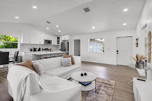 Ventur Harbor -Games, Hot-Tub w Lights & Firepit! in Hallandale Beach, USA