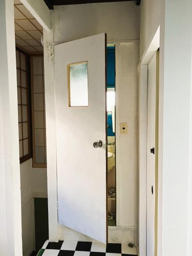 Bathroom, 頼朝ライン沿い北へ熱海梅園東に下ると今宮神社起雲閣まるまる貸切一軒家ーーー紅葉ヶ丘熱海ヴィラ in Aobacho