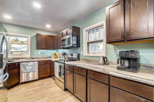 1 Mi to Dtwn Casper Homey Getaway with Yard! in 卡斯帕