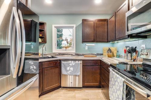 1 Mi to Dtwn Casper Homey Getaway with Yard! in 卡斯帕