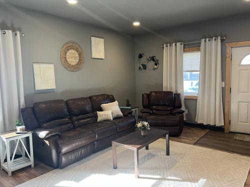 Cozy 2-bedroom Retreat In Town