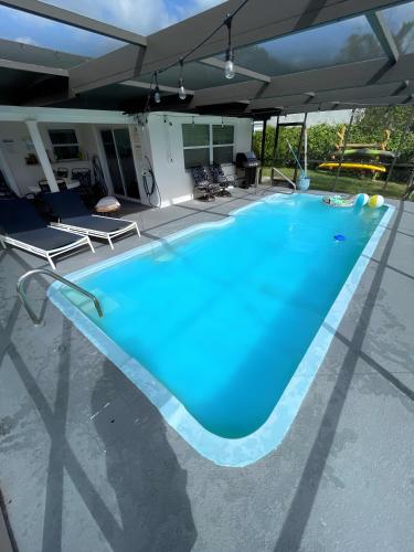 Anclote Oasis - Tarpon Springs Waterfront Pool & Sunsets in Holiday, USA