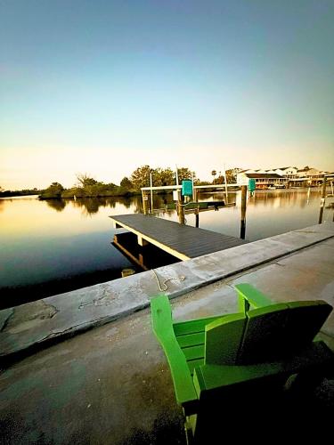 Anclote Oasis - Tarpon Springs Waterfront Pool & Sunsets in Holiday, USA