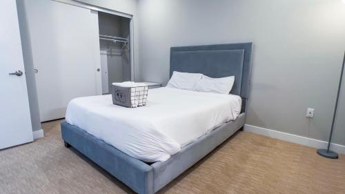 Cental Hollywood 2Bedroom with Pool&Gym in Los Angeles, USA