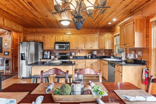 Almost Heaven- 5 Star Dream Smoky Mountain Retreat in Gatlinburg, USA