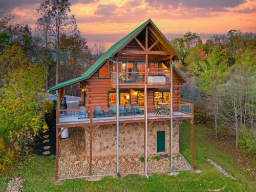 Almost Heaven- 5 Star Dream Smoky Mountain Retreat in Gatlinburg, USA