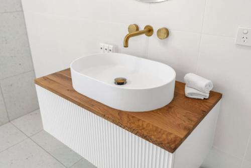 Cedar Villa - Poolside Stunner by the Beach