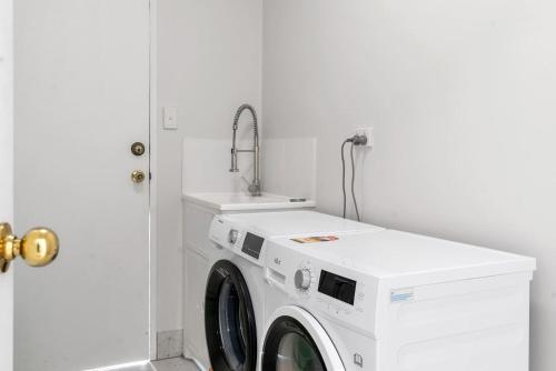 Cedar Villa - Poolside Stunner by the Beach