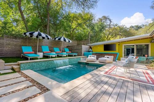 MidMod Bungalow 5BR Heated Pool in Austin, USA