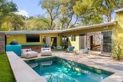 MidMod Bungalow 5BR Heated Pool in Austin, USA