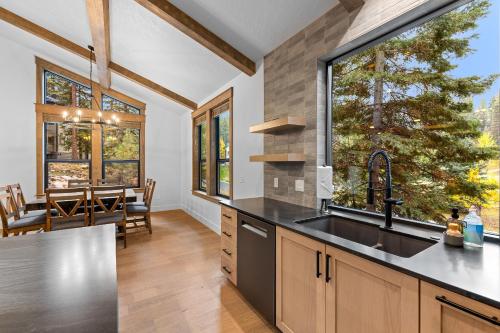 New! Spring Mtn Paradise - Pet friendly, single level w/hot tub and clubhouse access