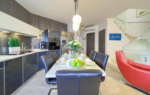 Two-Bedroom Holiday Home image 4