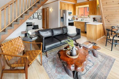 Moonridge Modern Cabin in Big Bear Lake, USA