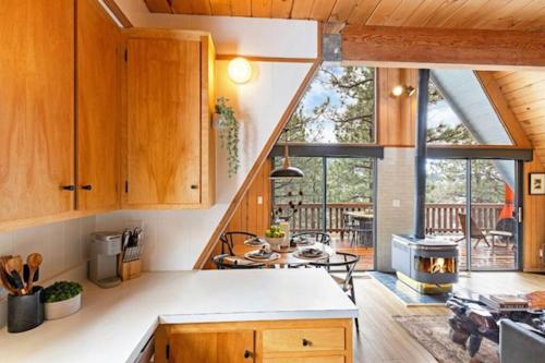 Moonridge Modern Cabin in Big Bear Lake, USA