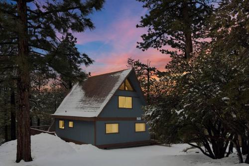 Moonridge Modern Cabin in Big Bear Lake, USA