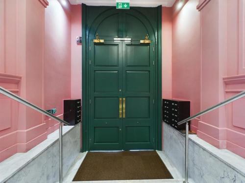 Posh Pretty Penthouse, Manchester (photo 2)