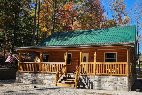 . Sugar Bear Cabin with boat parking 5 mins to State Park & golf