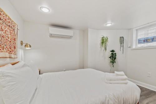 Garden-Level 2-BR Apt in Historic Petworth Home in Washington, USA