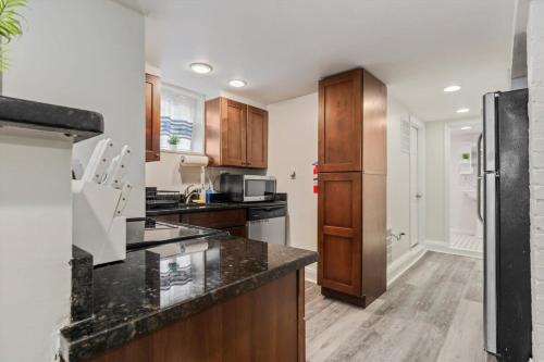Garden-Level 2-BR Apt in Historic Petworth Home in Washington, USA
