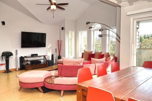 Heavenly K new luxury two family house with hot tub in Killington, USA