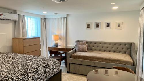 3 doors down to New Orleans , Excellent location! thumb 3