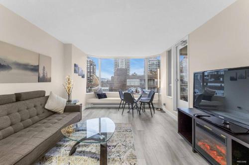 Beautiful City Two Beds Apartment with Free Parking in Vancouver, Canada