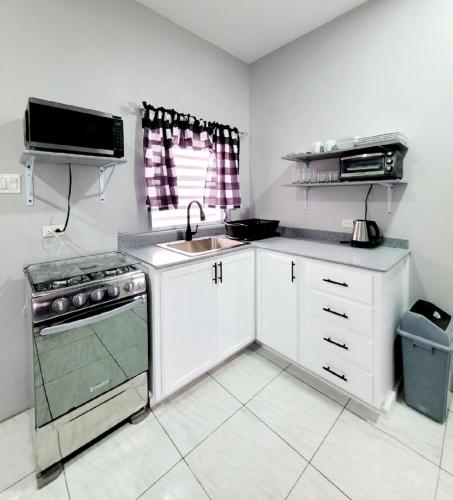 ห้องครัว, Rest Easy at Cunningham Suites 3 & 4 in เคยอน
