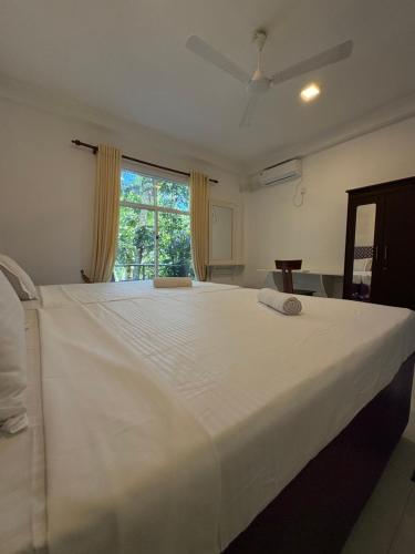 Deluxe Double Room with Balcony image 2