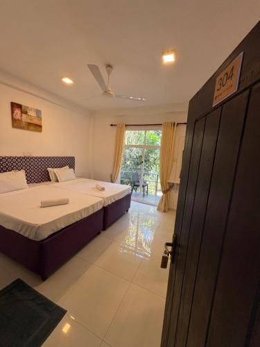 Deluxe Double Room with Balcony image 4