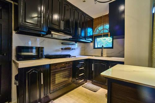 Kitchen, Dos Maya by Araw Residences in Balaytigui