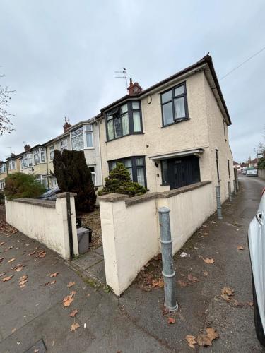 Shared house on Southmead - Tap to explore photos
