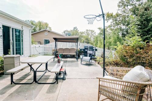 Cozy 4BR Home with 2by5 Baths in Schaumburg, USA