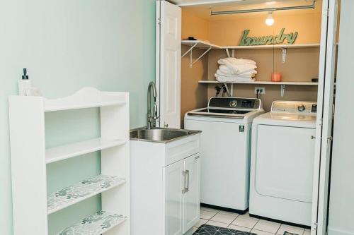 Cozy 4BR Home with 2by5 Baths in Schaumburg, USA