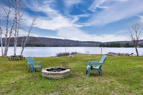 Ultimate Lakeview Retreat - Hot Tub, Paddle & Play in Bancroft (ON)