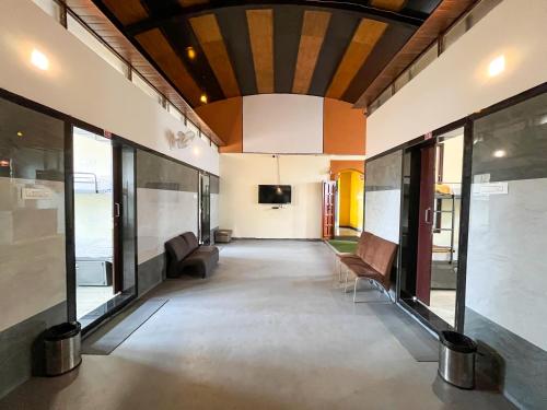 Koplietošanas atpūtas telpa ar TV, Ananya Dorms in Hosapete