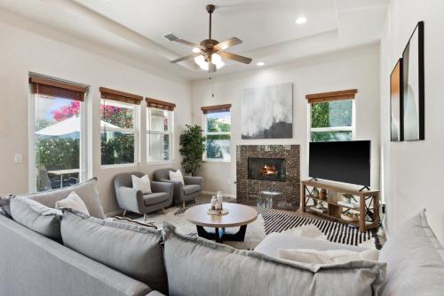 Desert Getaway by VARE Pool Spa Gym Tennis in La Quinta, USA