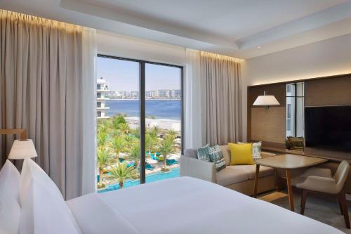 Deluxe Double Room with Two Double Beds, Pool View and Theme Park Access image 3