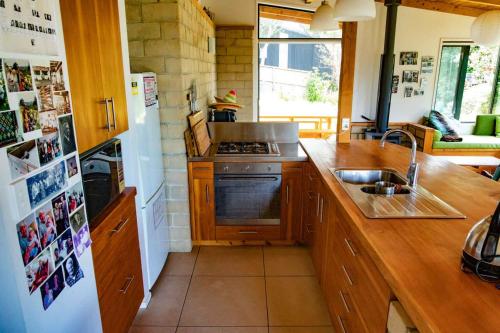 Whangapoua Family Bach - 100m from the beach! in Whangapoua