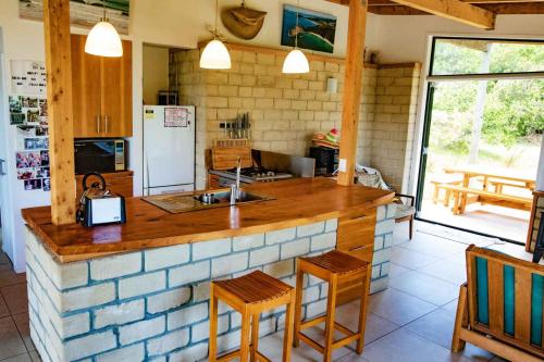 Whangapoua Family Bach - 100m from the beach! in Whangapoua