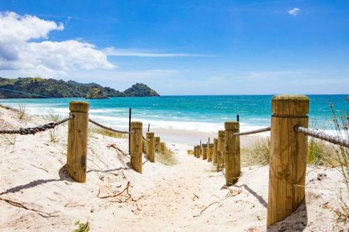 Strand, Whangapoua Family Bach - 100m from the beach! in Whangapoua