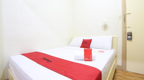 RedDoorz Plus @ Chinatown Binondo Room Type - Deluxe Room