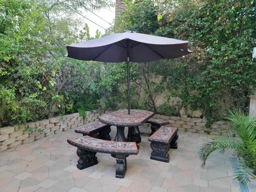 3 bedroom apartment near MrC with patio area 5 minutes to Rodeo Drive in Los Angeles, USA