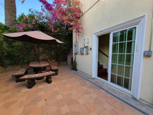 3 bedroom apartment near MrC with patio area 5 minutes to Rodeo Drive in Los Angeles, USA